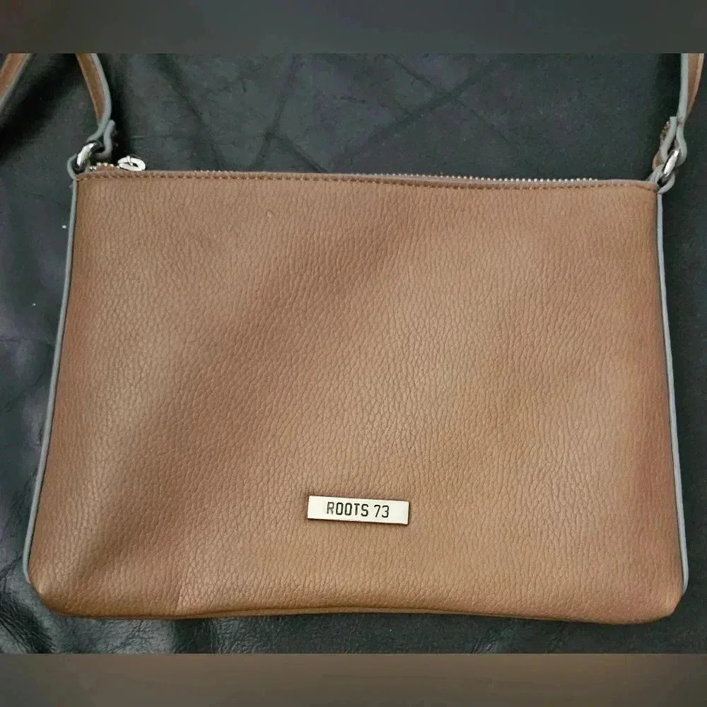 Roots 73 100% Pebbled Leather Crossbody Bag Purse Beige Silver Hardware Sz OS